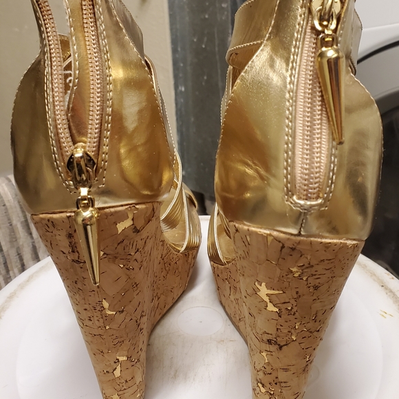 Gold shoes - Picture 3 of 4